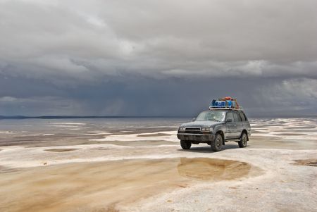 car in the salt lake salar de uyuni, bolivia
の写真素材
