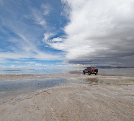 jeep in the salt lake salar de uyuni, boliviaの写真素材