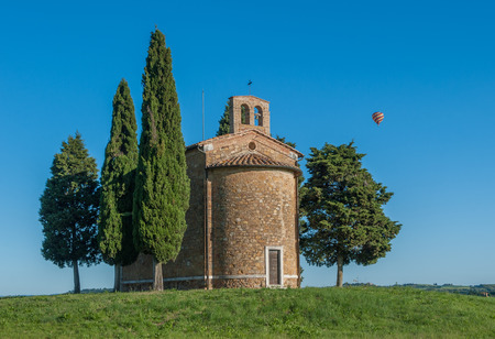 Scenic tuscan view, Cappella della Madonna di Vitaletaの素材 [FY31029238601]