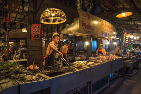 AMPHAWA, THAILAND - January, 24, 2016: Food stalls at Amphawa floating market, Thailandのeditorial素材