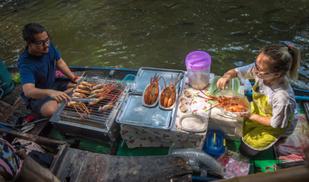 BANGKOK, THAILAND - January, 23, 2016: Khlong Lat Mayom floating market in Bangkok, Thailandのeditorial素材