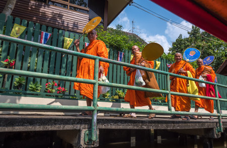 BANGKOK, THAILAND - January, 23, 2016: Thai monks in traditional bright colored robesのeditorial素材