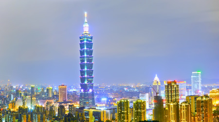 View of the skyline at night in Taipei, Taiwan.のeditorial素材