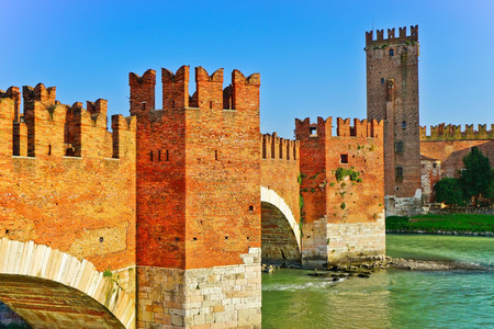 View of the Castel Vecchio Bridge connected to Castelvecchio Castle along Adige river in Verona, Italy.のeditorial素材