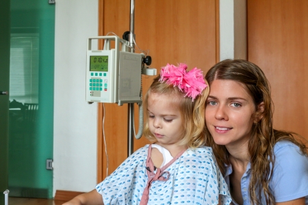Hospitalized girl with her Momの写真素材