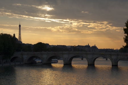 Pont Neuf and Eiffel tower, Paris, Ile de France, Franceのeditorial素材