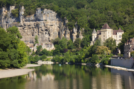 River Dordogne in La Roque-Gageac, Aquitaine, Franceのeditorial素材