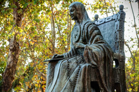 Bronze statue of Sor Juana InÃ©s de la Cruz Sister Joan Agnes de la Cruz, 17th century Mexican poet. The background of the image has vegetation with the colors of autumn.のeditorial素材
