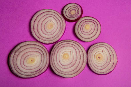 purple onion on purple color backgroundの写真素材