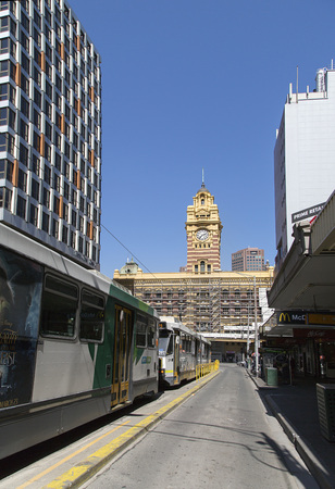 Melbourne, Australia: March 18, 2017: Vertical image of Flinders Street Station from a side street with people waiting for their tramのeditorial素材