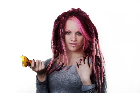 woman with dread lock hair holding a broken beer bottle what is she going to do with itの写真素材