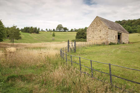 old stone farm barn set in the landscape near the village of Long Compton, on the borders of Oxfordshire and Warwickshireのeditorial素材