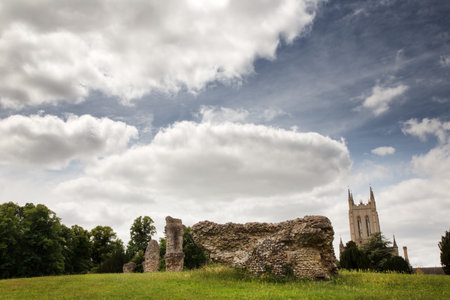 The Abbey Ruins in bury st edmunds park grounds was once one of the richest and most powerful Benedictine monasteries in Englandの写真素材
