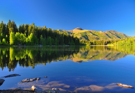Serene lake in Utah with beautiful reflection of the mountain and trees.の写真素材
