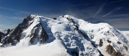 View on the mont Blanc du Tacul, mont Maudit, mont Blanc and lの写真素材