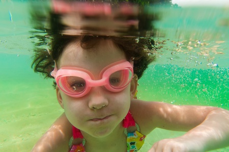 Kid swimming underwater の写真素材