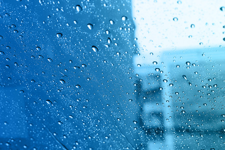 Windshield water drop mirror in the city.