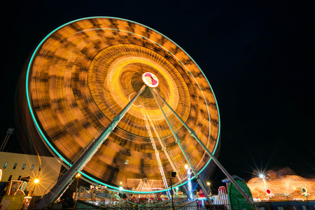 Ferris wheel blurry spin with outdoor long exposure at night.のeditorial素材