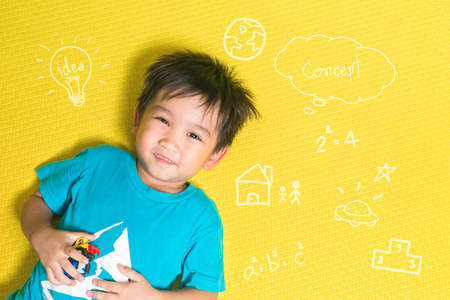 Top view of a little kid boy with brainstorming and choice. Concept for confusion.の写真素材