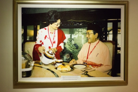Picture of Tun Mahathir and Dr Siti Hasmah Gallery Perdanaの素材
