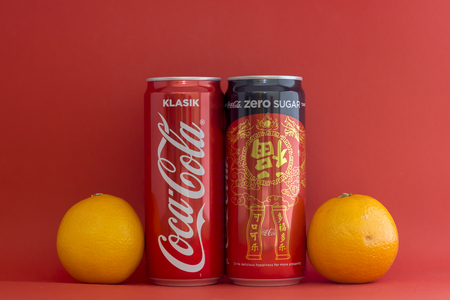 KAJANG, MALAYSIA - JANUARY 1, 2017: Closeup shot of Coca Cola Classic Tin Can and Coca Cola Zero on Red Background with Orange Lemonのeditorial素材