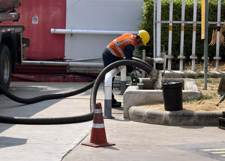Bangkok Thailand, 10 april  2025, Oil and gas workers the  a gas station in Bangkok Thailandの写真素材