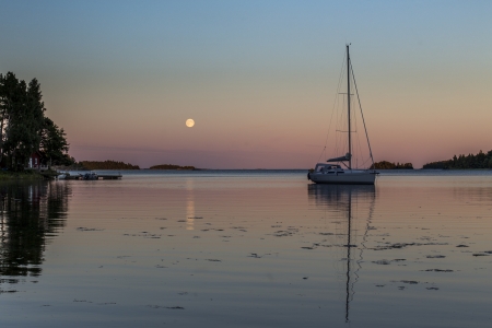 Fullmoon sailboatのeditorial素材