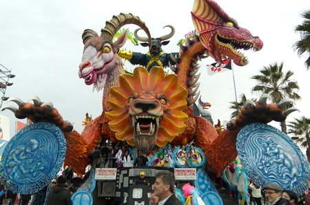 VIAREGGIO - FEB 27: Carnival floats parade on the promenade of Viareggio, filled with people during the famous Carnival of Viareのeditorial素材