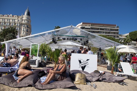 CANNES, FRANCE - MAY 16: unknown people partying in the beach of cannes during the 64th Annual Cannes Film Festival on May 16, 2011 in Cannes, France.のeditorial素材