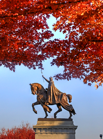 November 3, 2017 - St. Louis, Missouri - Fall foliage around the Apotheosis of St. Louis statue of King Louis IX of France in Forest Park, St. Louis, Missouri.のeditorial素材