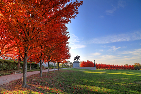 November 3, 2017 - St. Louis, Missouri - Fall foliage around the Apotheosis of St. Louis statue of King Louis IX of France in Forest Park, St. Louis, Missouri.のeditorial素材