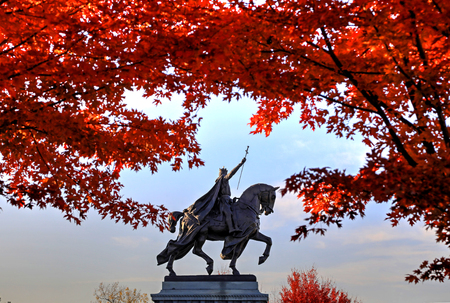 November 3, 2017 - St. Louis, Missouri - Fall foliage around the Apotheosis of St. Louis statue of King Louis IX of France in Forest Park, St. Louis, Missouri.のeditorial素材