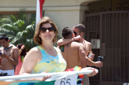 Men kissing during the Long Beach Lesbian and Gay Pride Parade 2012のeditorial素材