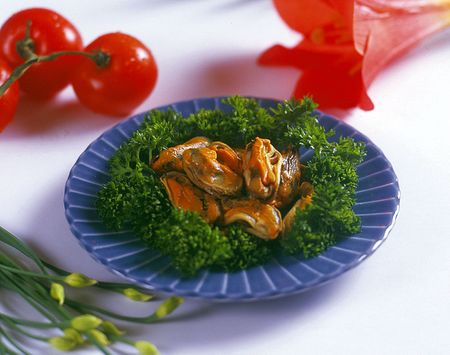 Scallops in a blue plateの写真素材