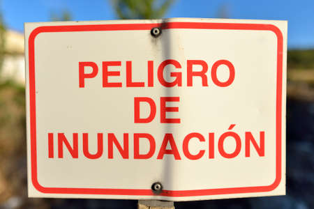 Traffic sign with a flood warning in spanish.の写真素材