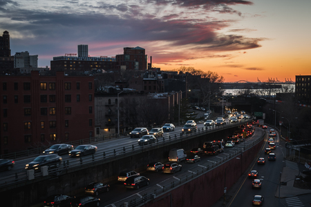 Colorful sunset on the Brooklyn Queens Expy highway between Brooklyn and Manhattan in NYのeditorial素材