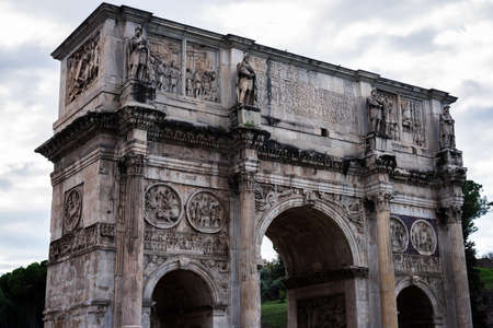 Arch of Constantine, the triumphal arch in Rome, located between the Coliseum and the Palatine, Italyの素材 [FY310160136498]