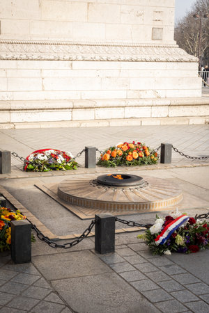 The flame of the unknown soldier under the arches of the Arc de Triomphe in Paris - 1 - Paris, Franceの写真素材