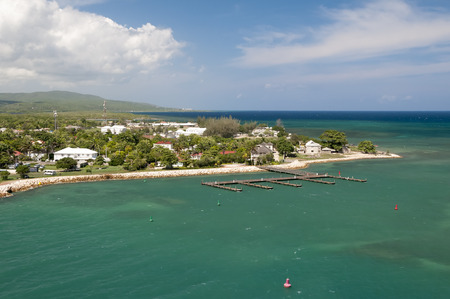 Green and blue ocean waters with an empty dock on the Grand Cayman shorelineの写真素材