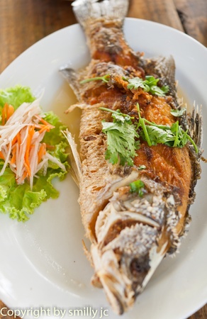 fried snapper with fish  sauce on the plateの写真素材
