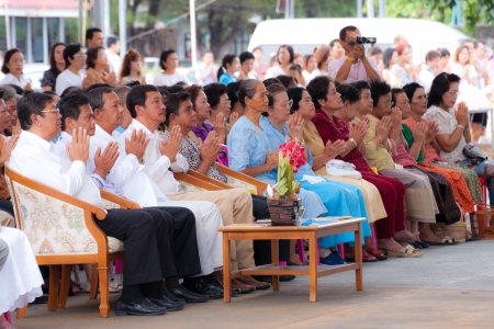 kO SAMUI, THAILAND - AUGUST 3,Unidentified the buddhists pray  to monks in The Buddhist Lent Day on August 3,2012 Samui island,Thailandのeditorial素材