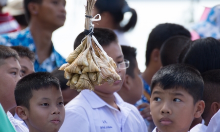 KO SAMUI - NOVEMBER 7: "Ngan Chak Pra" Traditional of buddhist festival;Unidentified people participate at the festival on November 7, 2012 at Koh samui,Suratthani, Thailandのeditorial素材