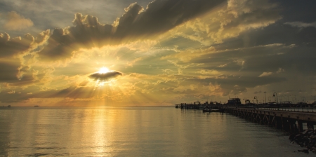 Golden ray sunset over Samui harbour,Thailandの写真素材