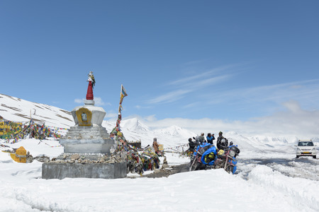 TANGLANG LA PASS, LADAKH , INDIA  JULY 20, 2015: Tourists relaxing  on the summit of the Tanglang La pass is the second highest motorable road in the world at 5400mのeditorial素材