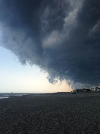 Clouds coming over the beachの素材