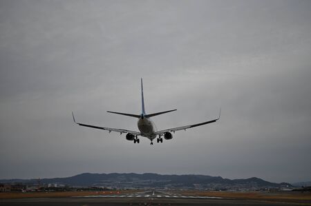night touch down at itami airportのeditorial素材