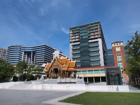 Beautiful Thai pavilion in front of modern building, Siriraj hospital, Bangkok, Thaillandのeditorial素材