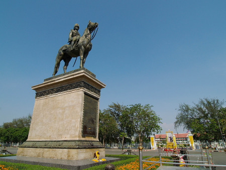Equestrian Statue of King Chulalongkorn under blue sky, Bangkok, Thailandのeditorial素材
