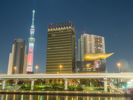 TOKYO - NOVEMBER 28: The hightest construction in Japan, Tokyo Skytree, is new landmark in Tokyo, Japan, during night light view, was taken on November 28, 2015.のeditorial素材