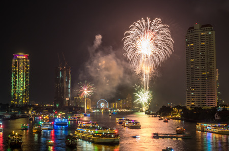 BANGKOK - JANUARY 1: New year countdown celebration fireworks along Chaophraya river, view from Taksin bridge in Bangkok, Thailand, on January 1, 2016.のeditorial素材